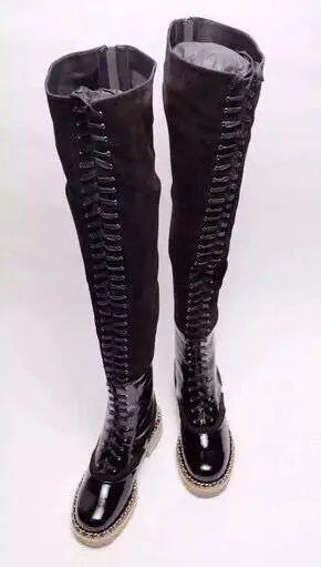 black Zapatos mujer; Зимние Сапоги выше колена из лакированной кожи; Украшенные цепочкой высокие сапоги до бедра на шнуровке; женская обувь на плоской подошве - Цвет: black