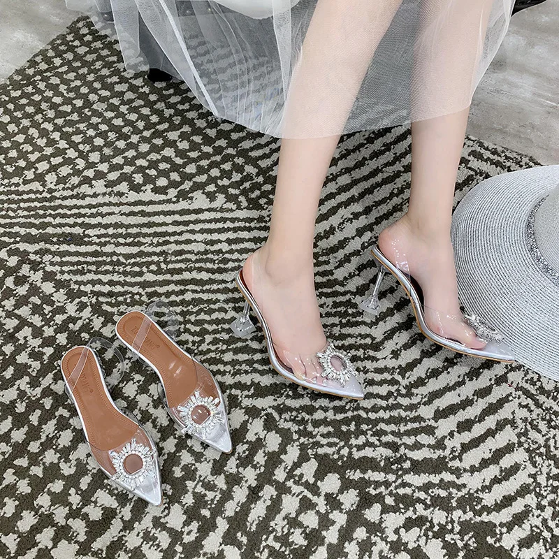 Женские туфли без шнуровки со стразами на необычном высоком каблуке вечерние