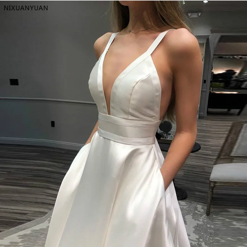 

Платье свадебное атласное на бретелях-спагетти с открытой спиной и глубоким V-образным вырезом