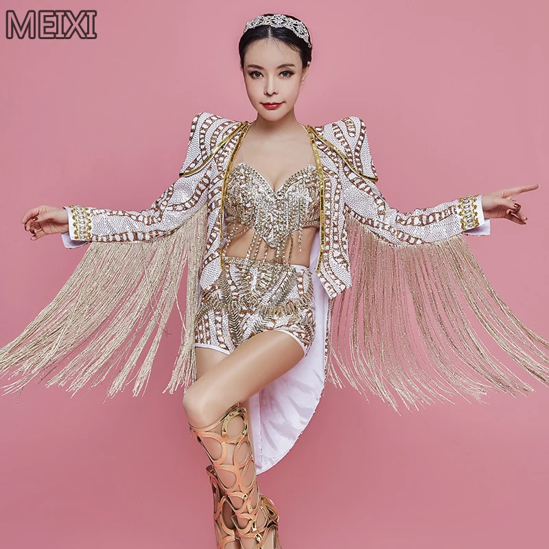 Вечерний костюм из трех предметов с белыми блестками и кисточками в виде