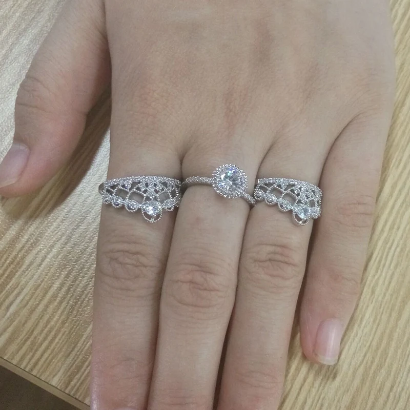 Женское кольцо с тремя штабелируемыми коронами Blucome золотого цвета круглым