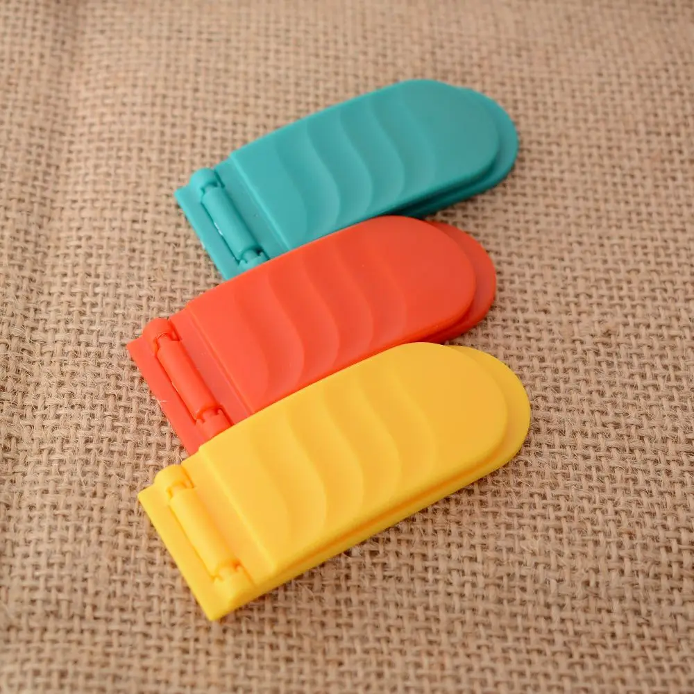 

BestP Portable Foldable Small Toilet Seat Cover Lifter Sanitary Closestool Seat Cover Lift Handle for Travel Home Bathroom