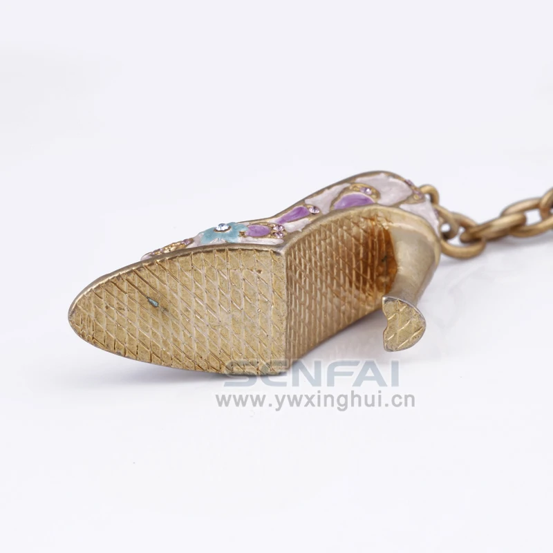 Новое поступление 2017 года женские модные туфли с эмалью для ключей на высоком