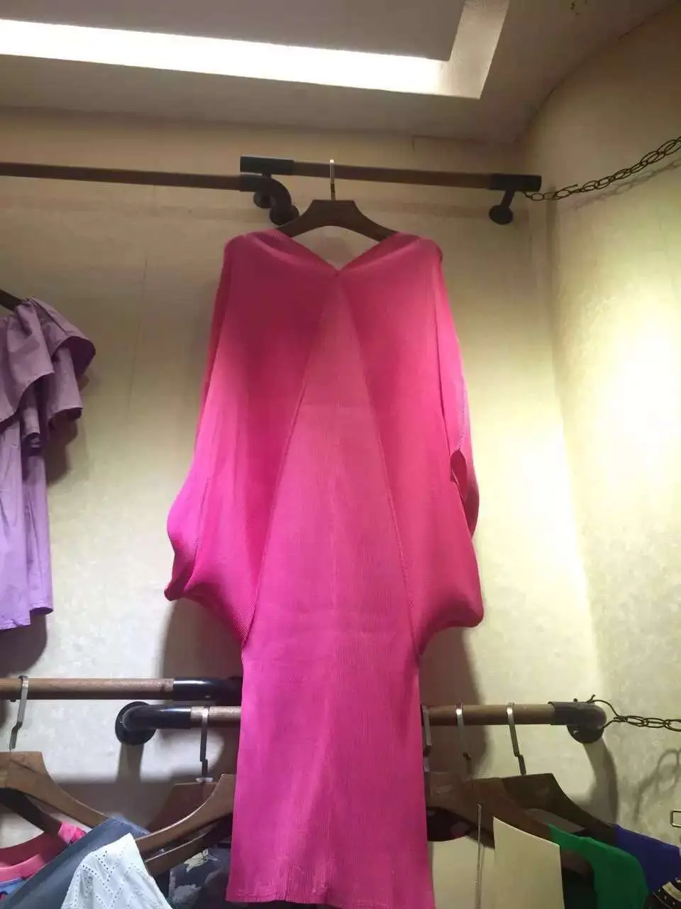 Женское летнее платье с V-образным вырезом асимметричное плиссированное рукавом