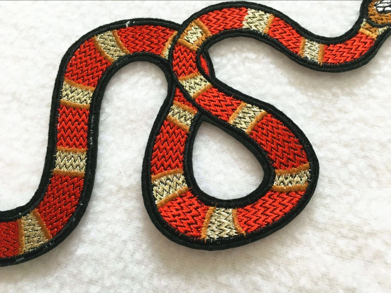 Распродажа нашивка с вышивкой в виде змеи аппликация утюга одежда рисунками из