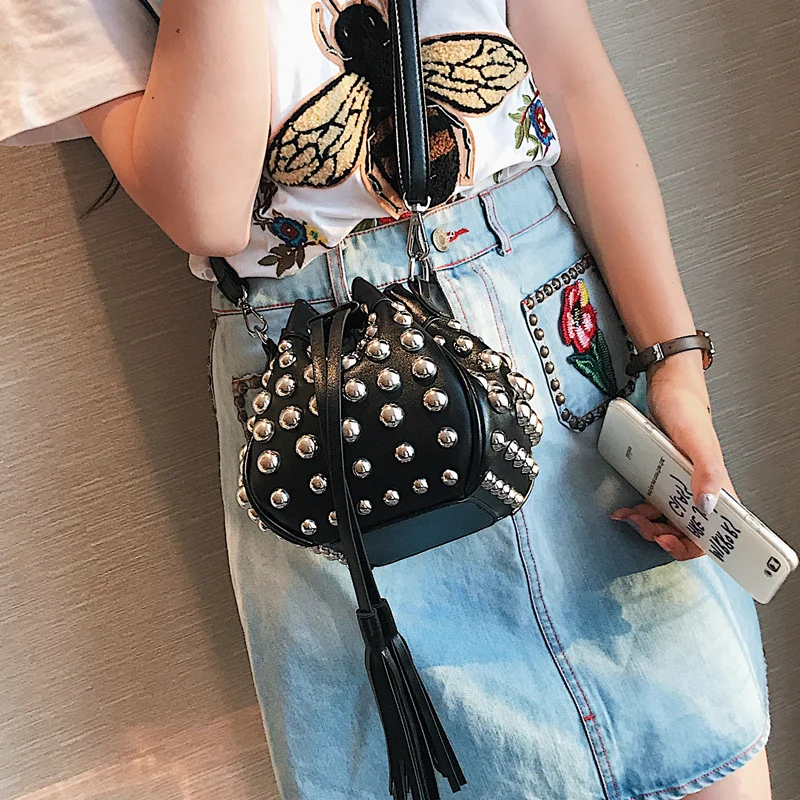 Новая корейская мода заклепки Mini Bucket Bag кисточкой небольшой сумки сумка красный