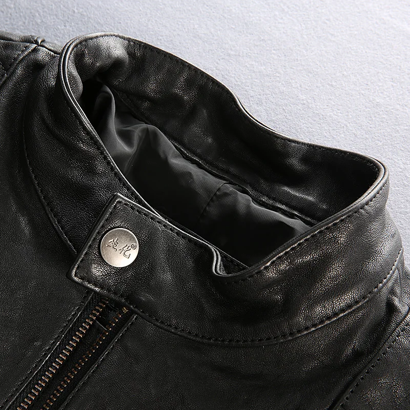 Мужская мотоциклетная кожаная куртка черная приталенная байкерская из козы с