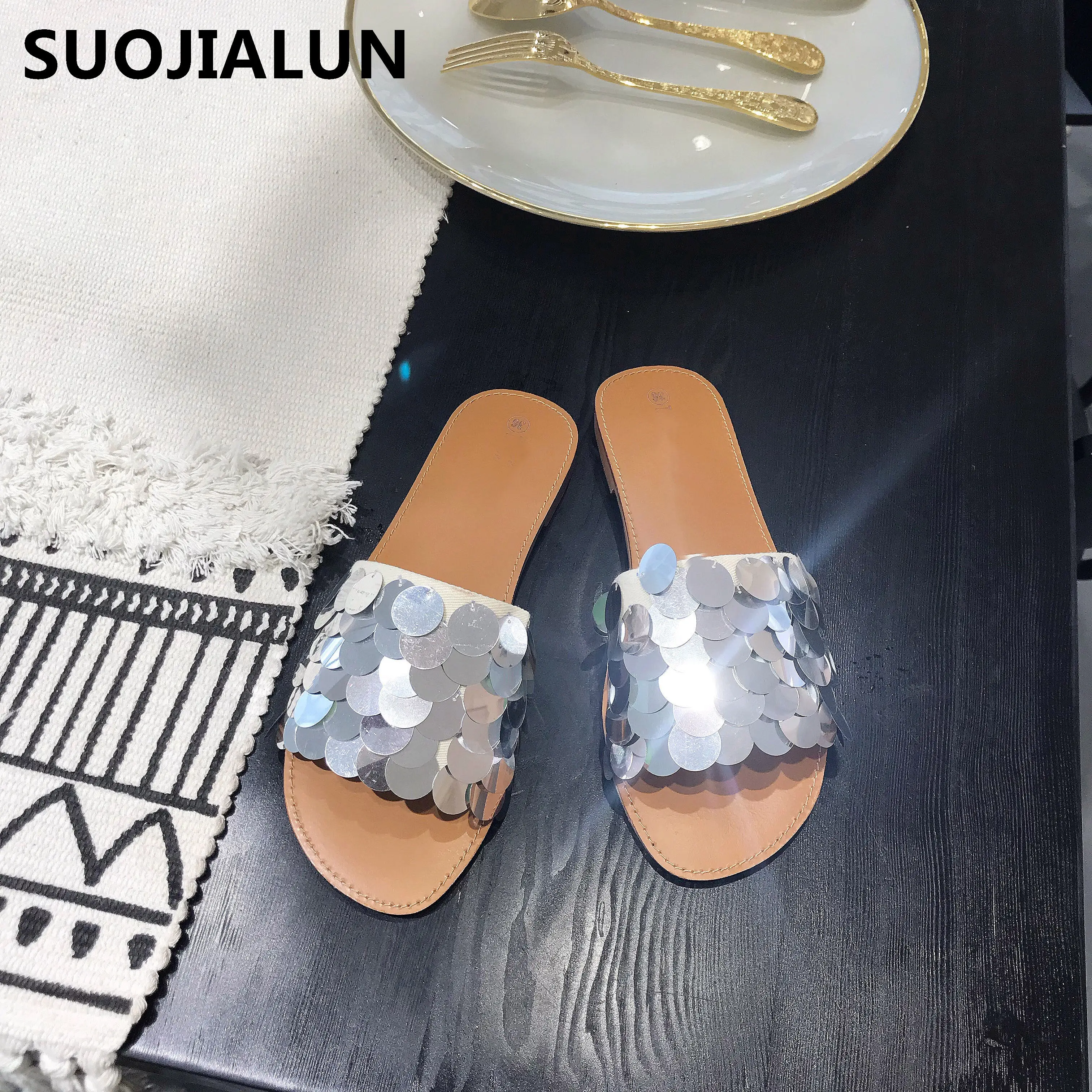 SUOJIALUN/2019 женские шлепанцы на плоской подошве блестящие с блестками летние