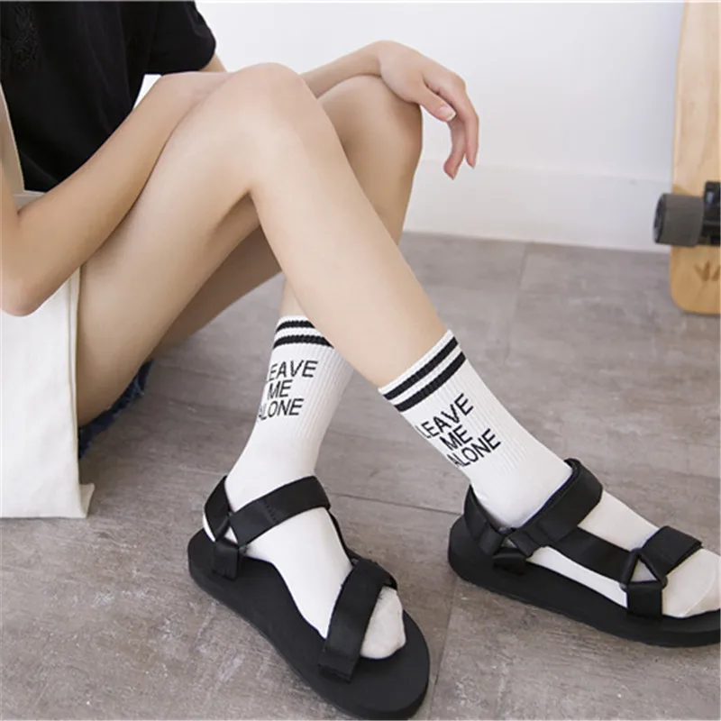 Женские хлопковые носки [COSPLACOOL] золотистые серебристые с надписью Leacve Me Alone