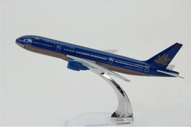 Модель самолета B777 20 см авиакомпании вьетнамские авиалинии модель