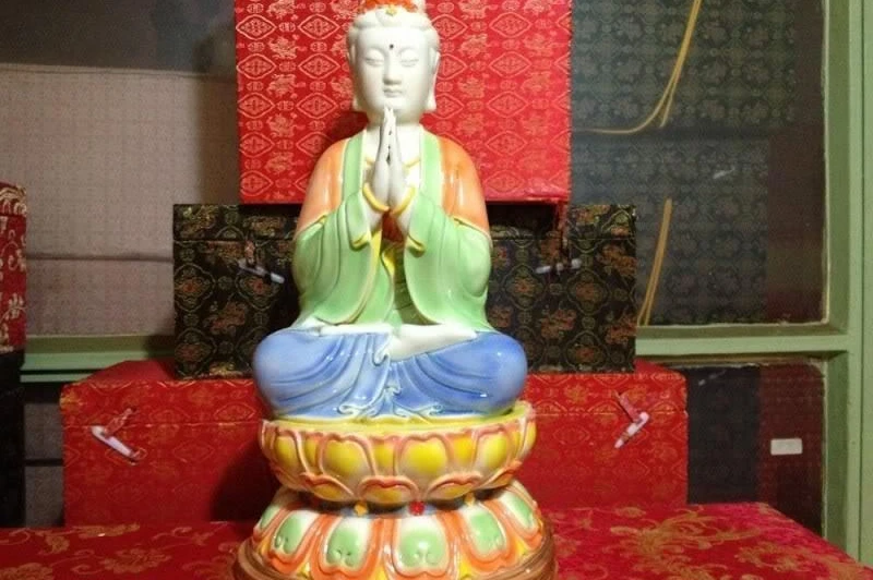 Китайская ручная работа белый фарфор окрашенные цвета Kwan Yin статуя