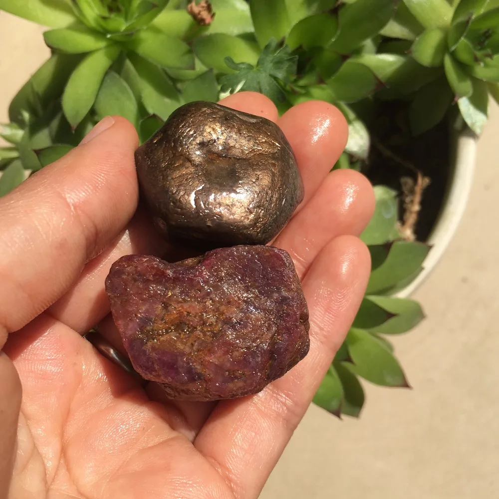 Специальное предложение 2 шт. редкие натуральные грубые красные корунды и