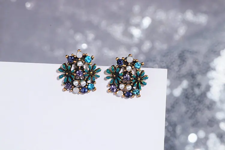 Vintage Sweet Cute Flower Stud Earrings for Women New Fashion Pearl Crystal Earrings Femme Brincos Wholesale Jewelry WX195
