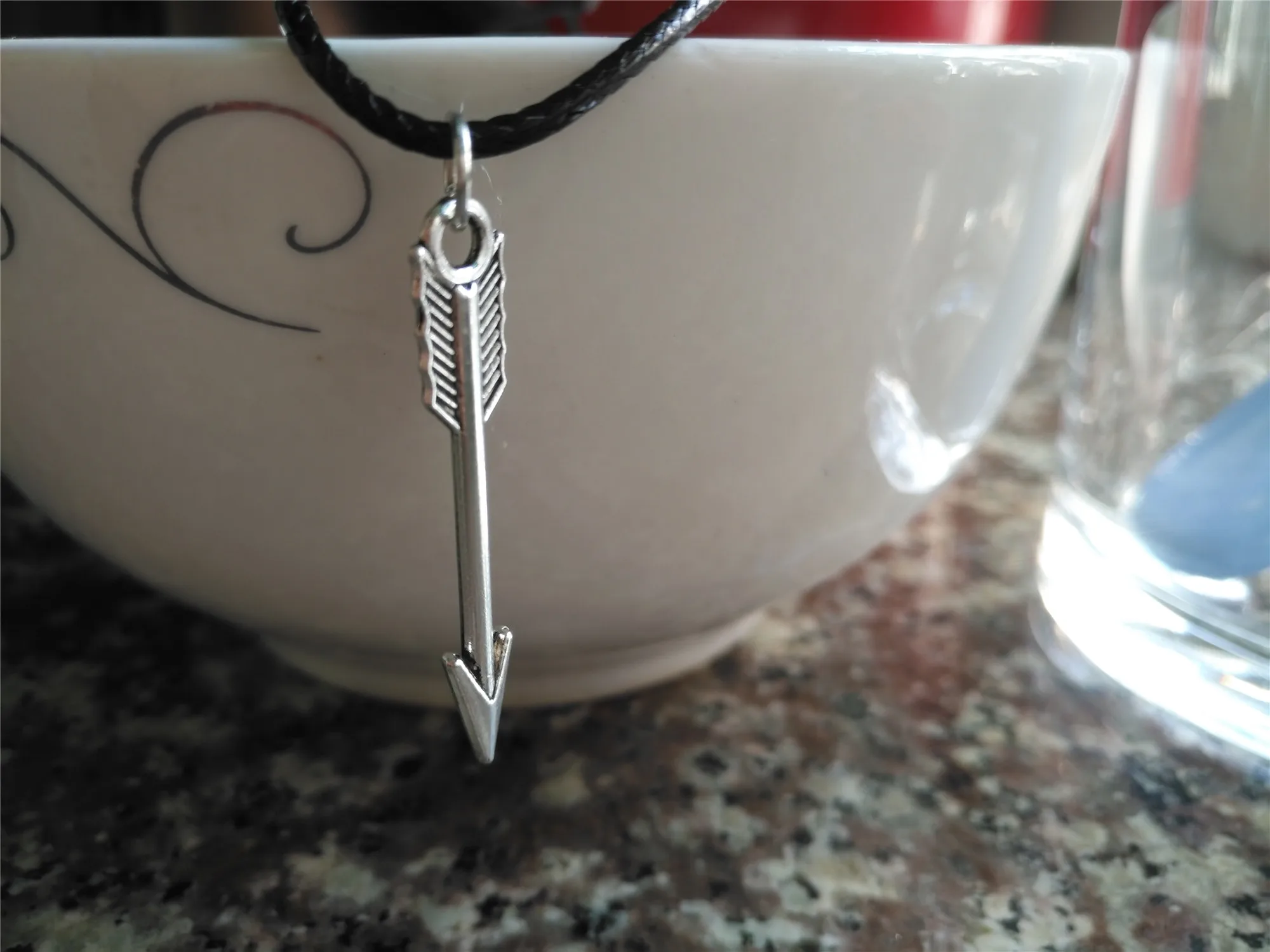 

Gift Small weapon Arrow love at first sight Pendant Necklace Women Love sign Simple Cupid Arrow leather Necklace lucky jewelry