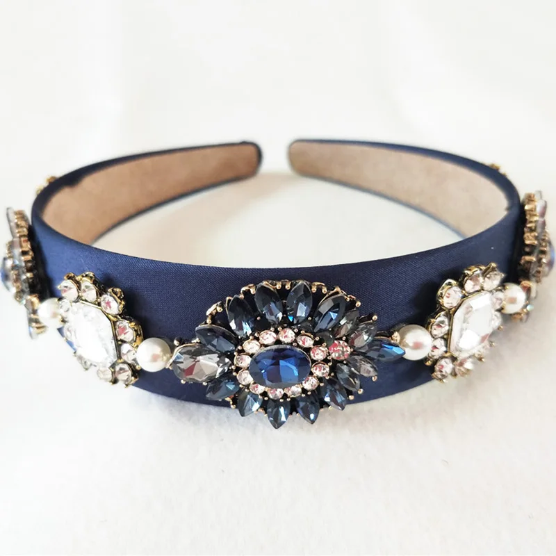 Свадебное платье принцессы с короной украшенное голубыми кристаллами в стиле