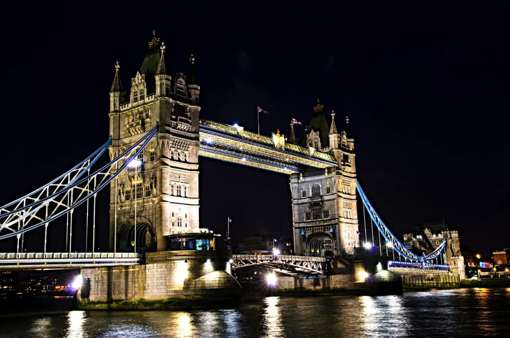 Настенная картина с изображением высокой разбрызгивающей башни моста для