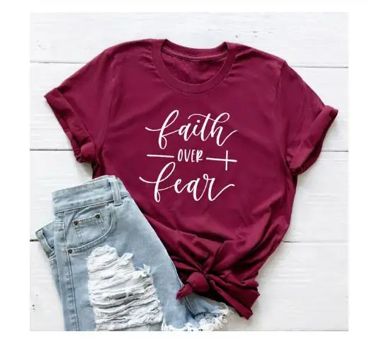 Faith Over Fear футболка для христианина Религия Костюмы для Для женщин вера рубашка Графический бесстрашный лозунг Винтаж гранж топы для девочек футболки для девочек - Цвет: burgundy--white text