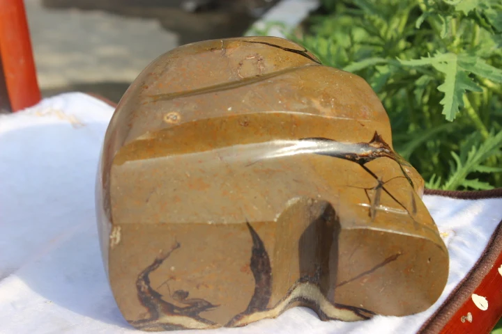 

3716grams of natural rare mineral crystal crack stone The skull to heal A1