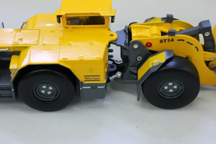 Автомодель Alloy 1:50 Atlas Copco Scooptram ST14 для загрузки туннелей - игрушка-миниатюра, выполненная из литьевого сплава, для коллекционирования и декорирования.
