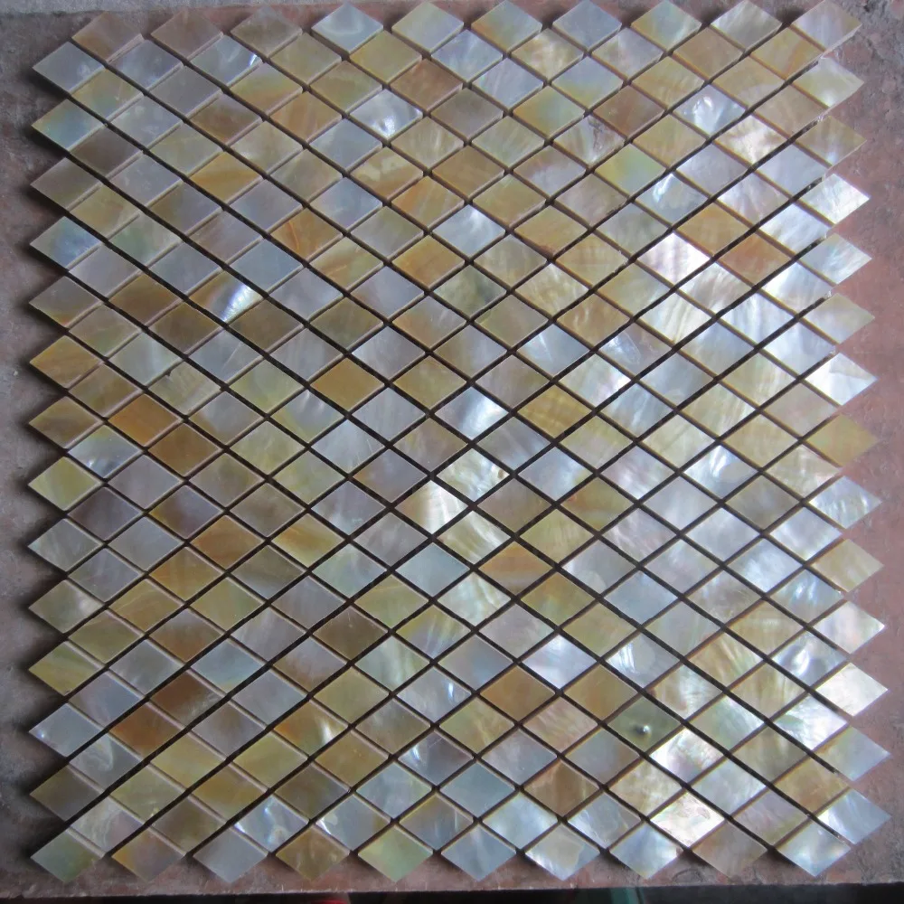 Желтая мозаичная плитка в виде ракушки на сетке с подложкой из керамической