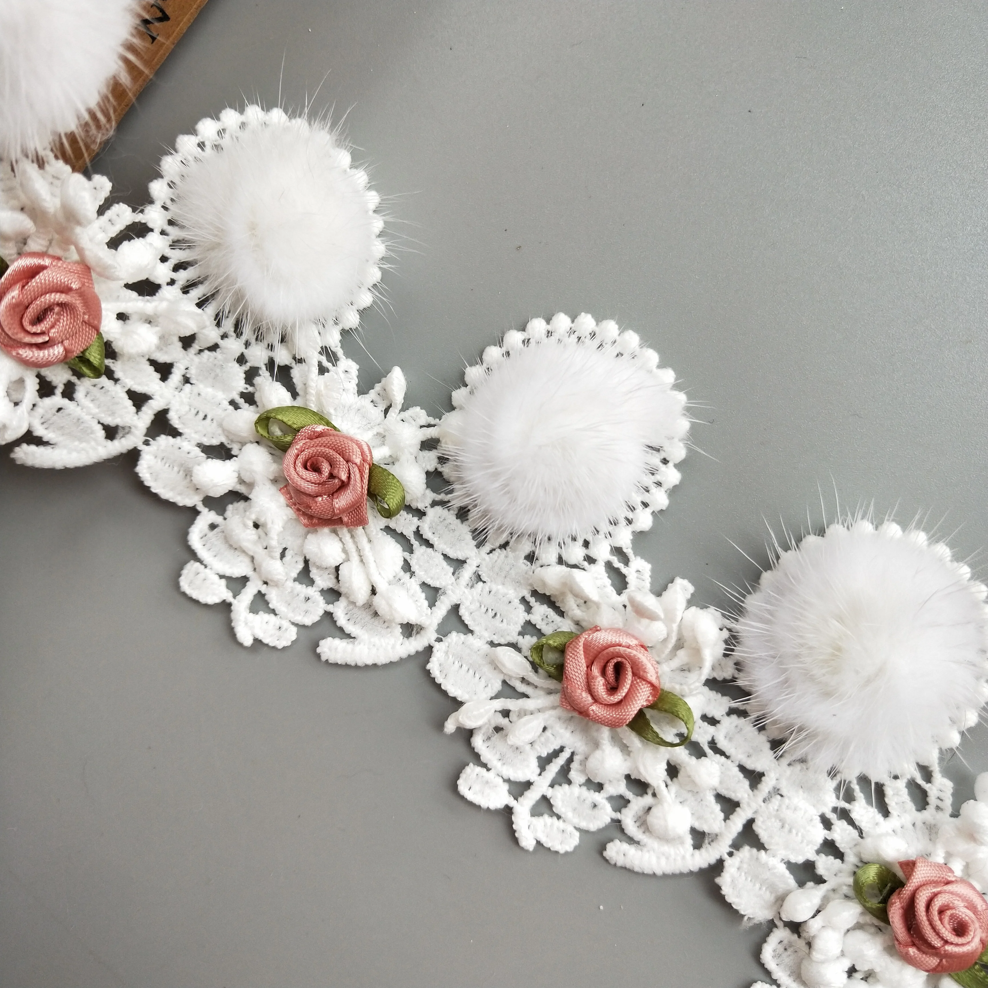 Ткань с кружевной каймой, вышивкой, аппликацией и искусственным белым меховым помпоном длиной 1 метр 7 сантиметров для шитья свадебных и нарядных одежд.