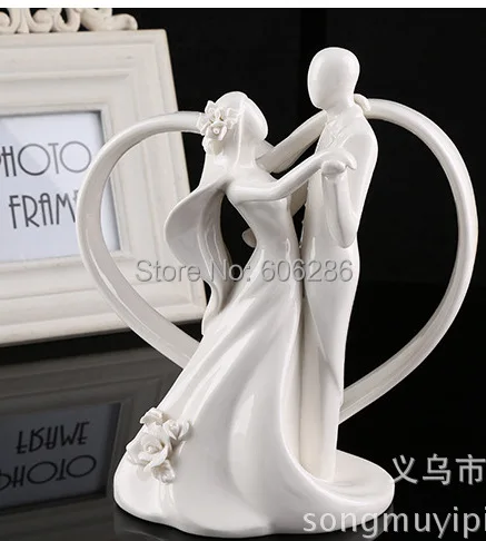 Романтические свадебные танцы невесты и жениха пара с арка в виде сердца