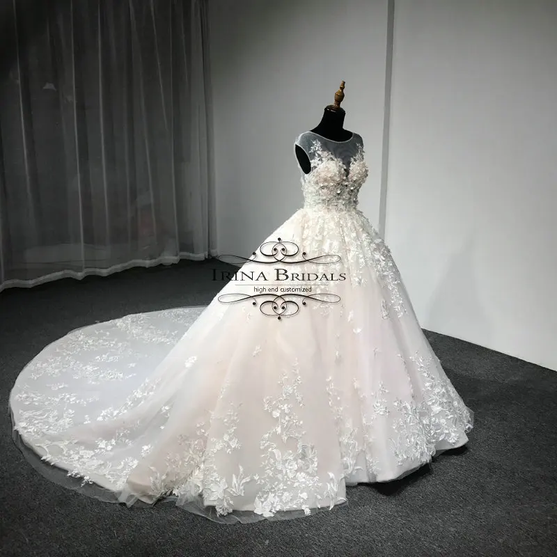 Свадебное платье с кружевной аппликацией и цветами на низкой спине Irina Bridals