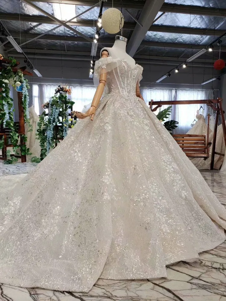 Атласное свадебное платье с коротким рукавом аппликацией из бисера бальное