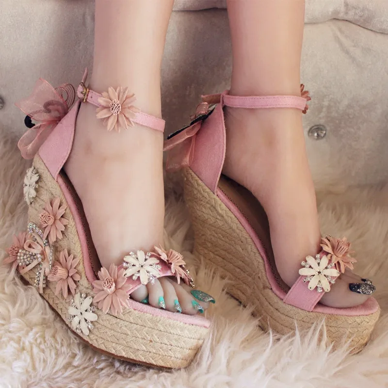 

Deification Handmade Straw Wedges Sandals Sweet Flowers Design Pumps High Heels Butterfly Inlay Party Wedding Rhinestone Sandals