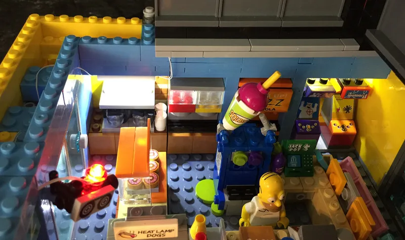 Комплект со светодиодной подсветкой для модели 71016 Kwik-E-Mart совместим только с