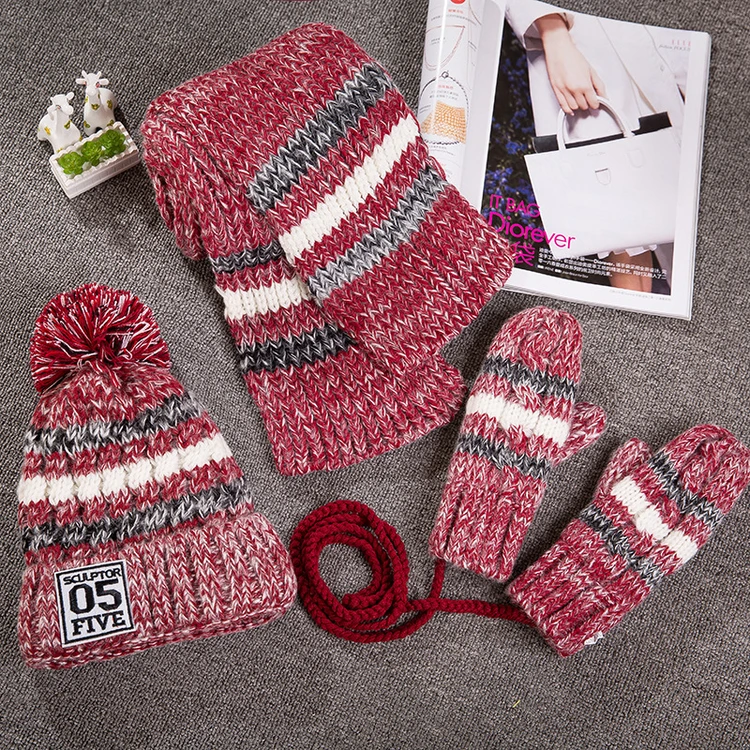 Подарок теплый набор вязаная шапка шарф перчатка зимняя с помпоном из