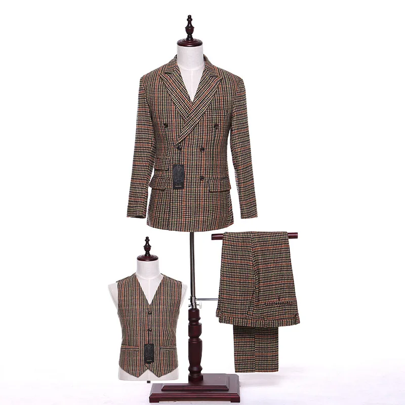 Костюм мужской классический тканевый смокинг в клетку двубортный цвета хаки для