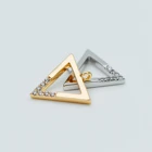 10 шт. треугольные подвески в золотомсеребряном тоне 12 мм, выложены искусственными Фианитами, реальное золотородиевое покрытие латунь (геометрические кулоны)