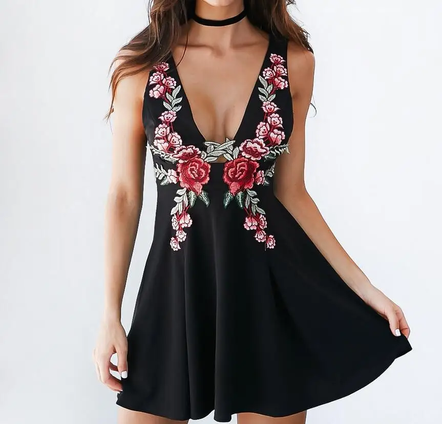 Женское ажурное мини платье с вышивкой черное/белое лямкой на шее без рукавов