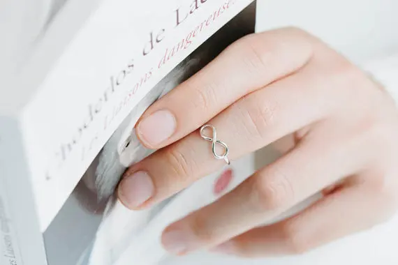 

WJZB Fashion figure of eight ring.A small for woman