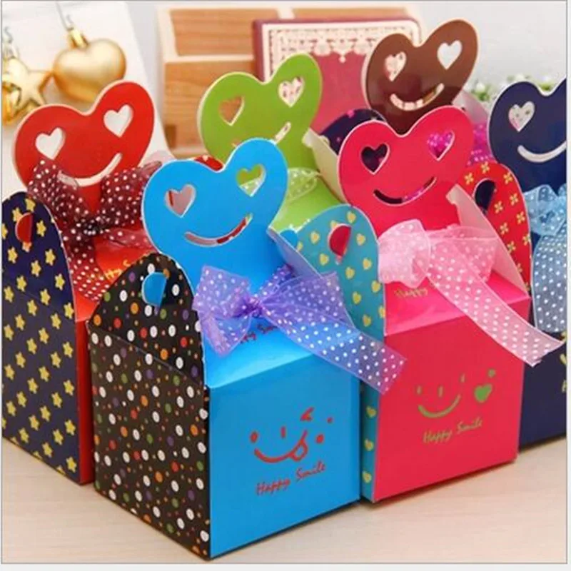 Подарочная коробка со смайликом складная подарочная в форме сердца на день