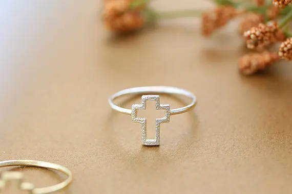 Простое ажурное кольцо с перекрестными линиями серебряные и золотые украшения