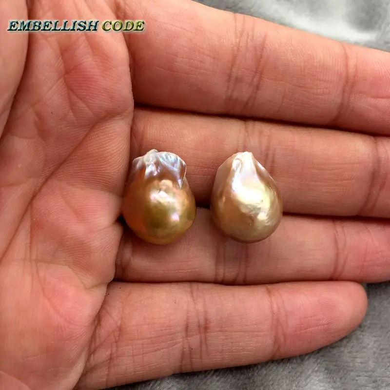 Серьги-гвоздики с жемчугом в стиле барокко фиолетовые золотистые блестящие