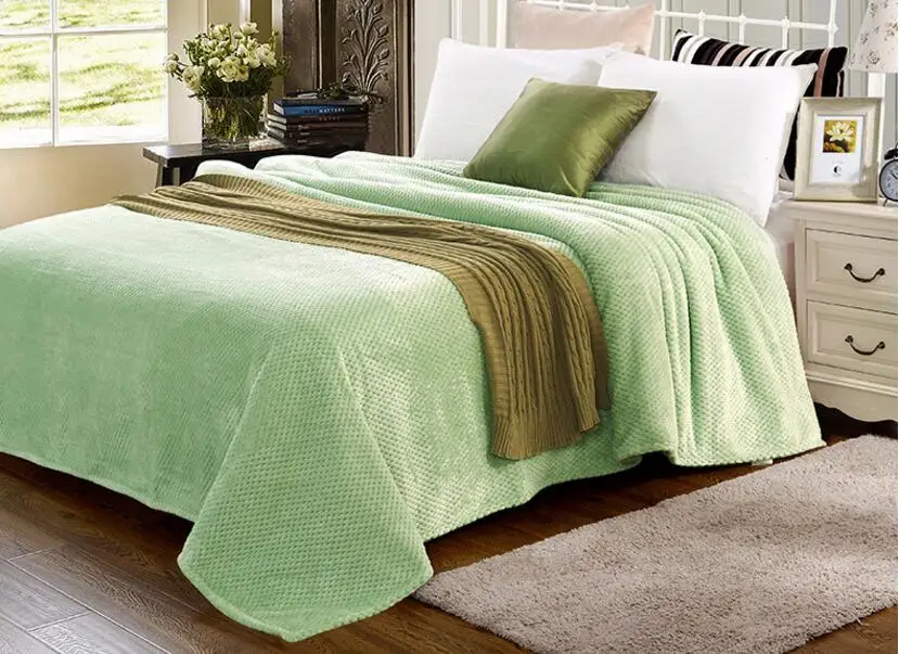 Серо розовое детское одеяло вязаное крючком для новорожденных