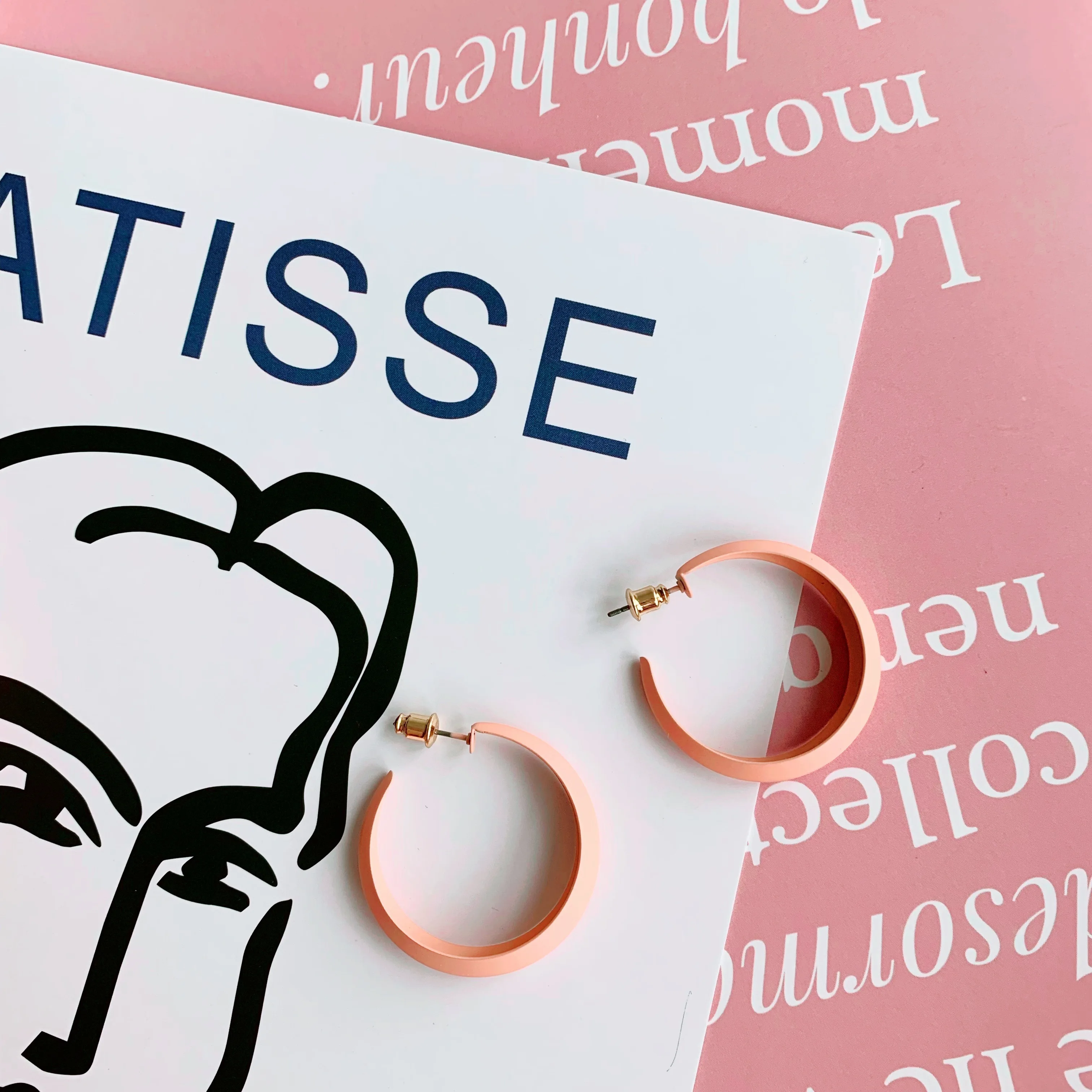 Женские круглые серьги с джокером Neatear розовые простые на день рождения