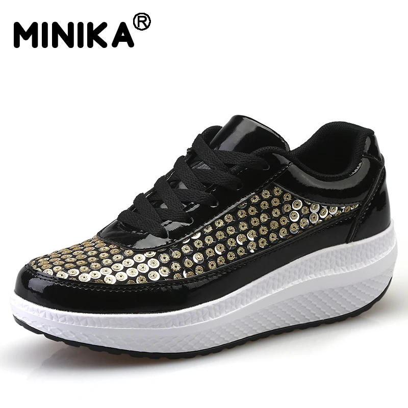 Женская повседневная обувь на танкетке визуально увеличивающая рост модель 2017