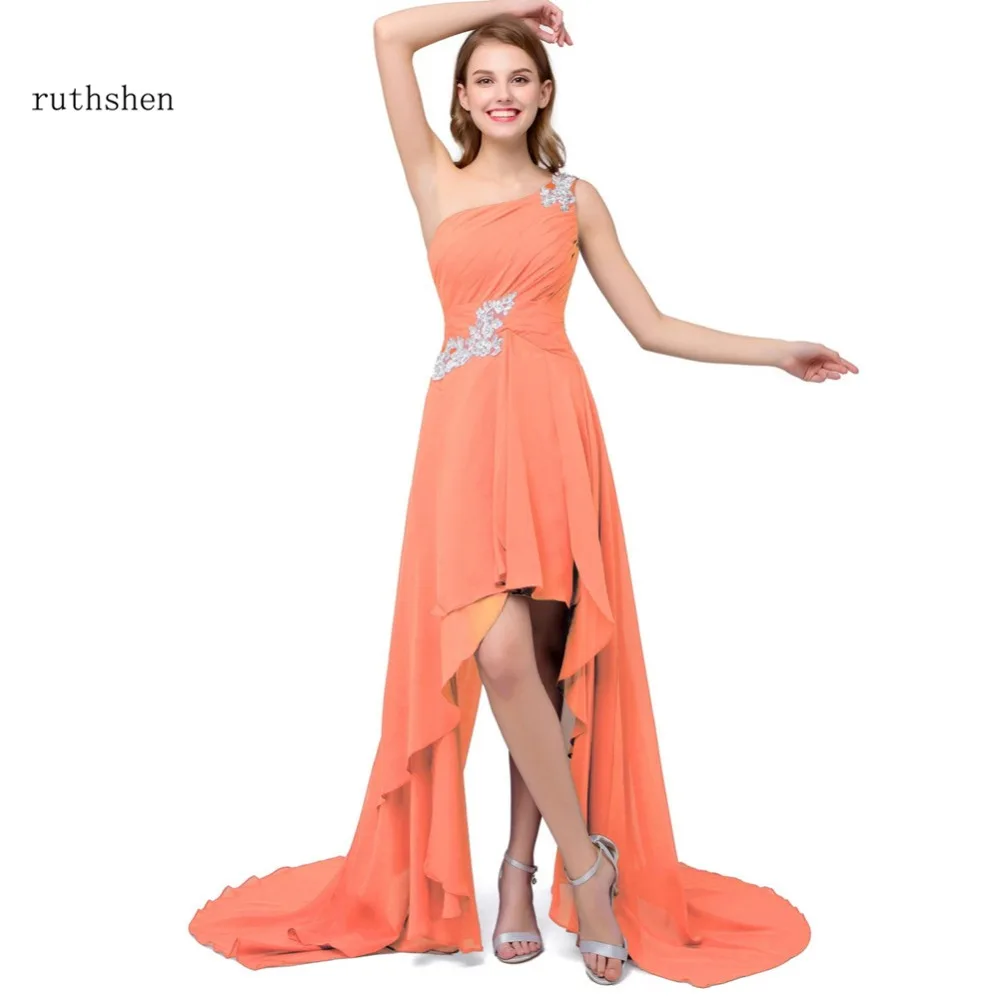 Модные платья для выпускного вечера на одно плечо задрапированные складки из