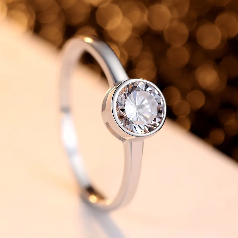 Кольцо из серебра 925 пробы с круглой неизменной элегантностью и кристаллом