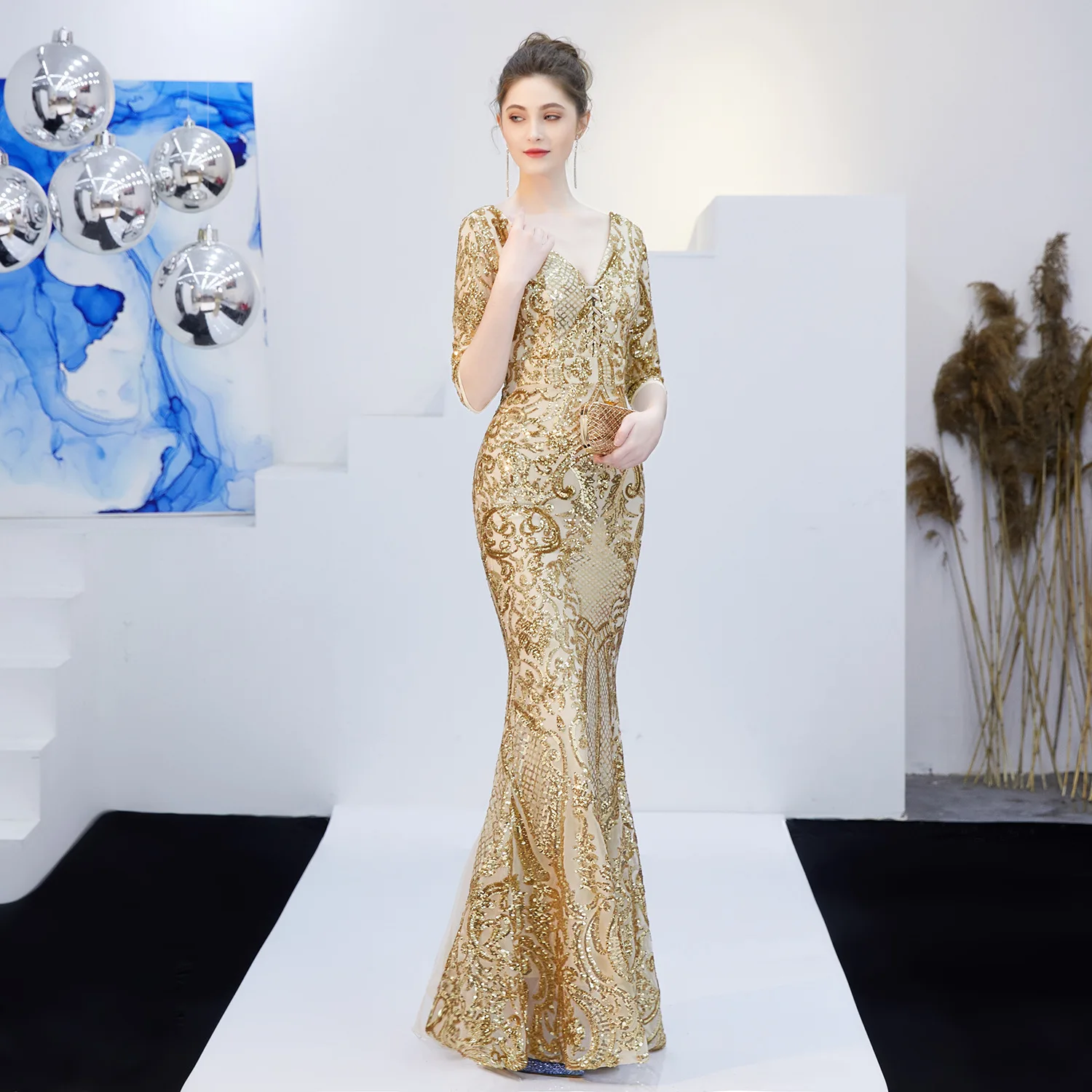 Бургундское вечернее платье с блестками и треугольным вырезом коротким рукавом