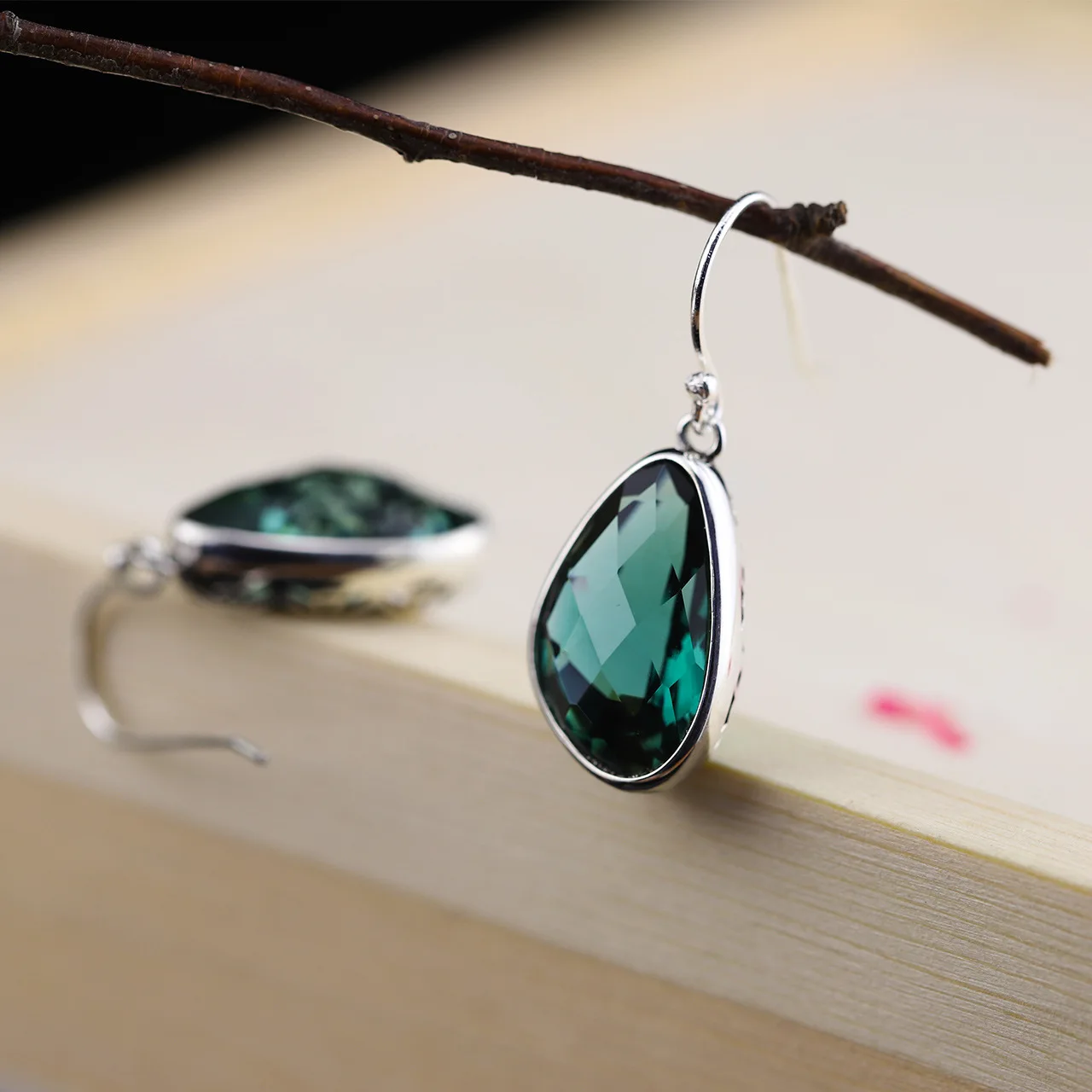 

Silver Products S925 Pure Silver Jewelry Earrings Wholesale, Thai Silver Seiko Hollow Design Cut Green Crystal Eardrop