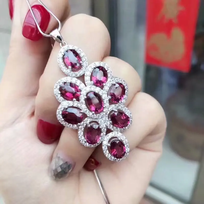 Natural magnesium aluminum Garnet pendant 925 Silver and white gold pendant Beauty and beauty Exquisite jewelry