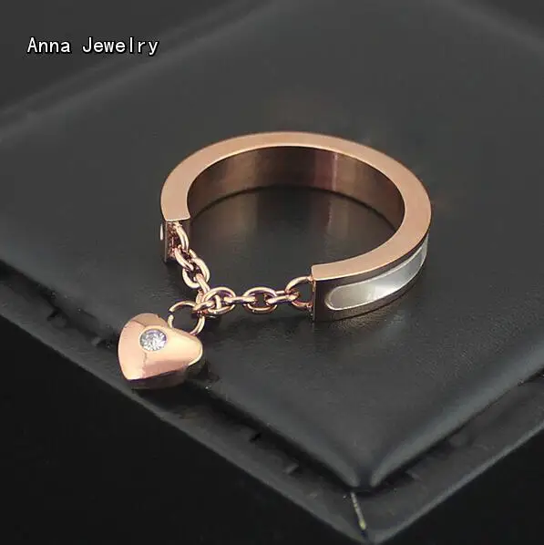 Кольцо в романтическом стиле с сердечком розовое золото сталь белым корпусом.