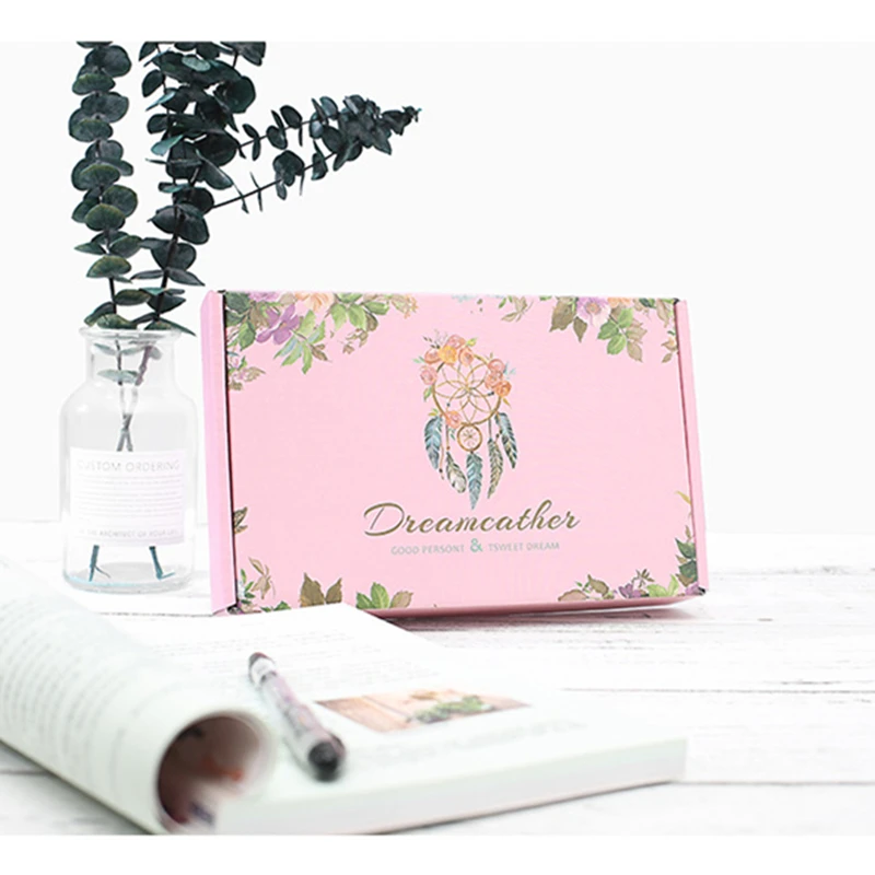 Заказные подарочные коробки расписанные для друзей и подружек подарок на