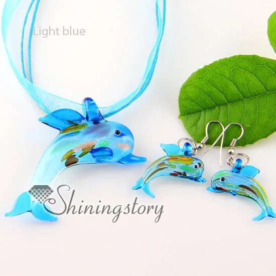 Подвески и сережки в виде дельфина из серебряной фольги муранского стекла
