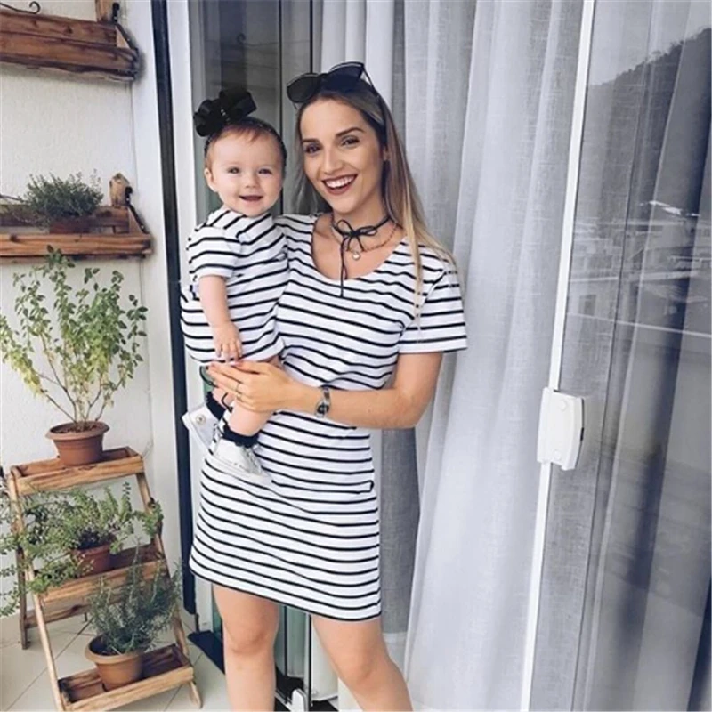 Летняя семейная одежда Платья для мамы и дочки Мини-платье в полоску с короткими